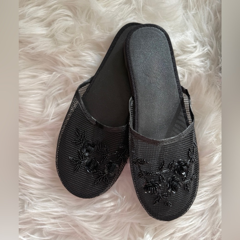 Brand new - mesh Chinese Slippers/Sandals - lightweight & super comfy ✨